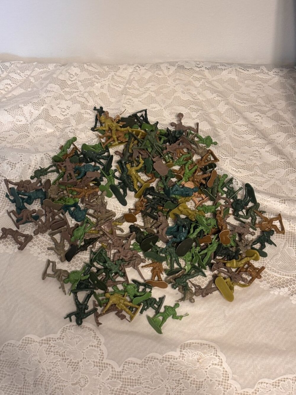 Army Men Toy Soldiers Lot of 150+ Mix of Vintage and newer plastic multi colors